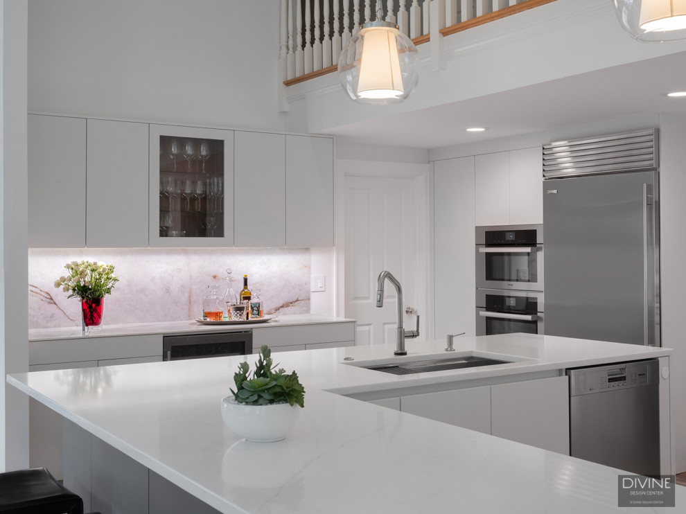 This is an example of a mid-sized modern u-shaped home bar in Boston with an undermount sink, flat-panel cabinets, white cabinets, white splashback, medium hardwood floors, brown floor and white benchtop.
