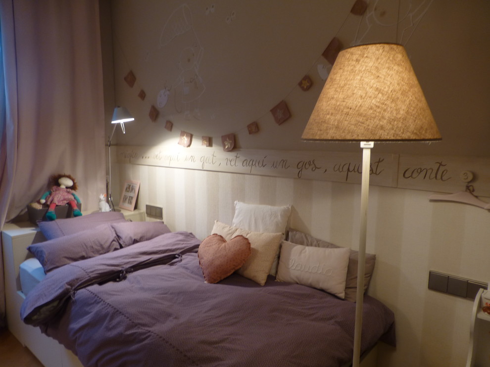 Mid-sized mediterranean kids' bedroom in Barcelona with beige walls for kids 4-10 years old and girls.