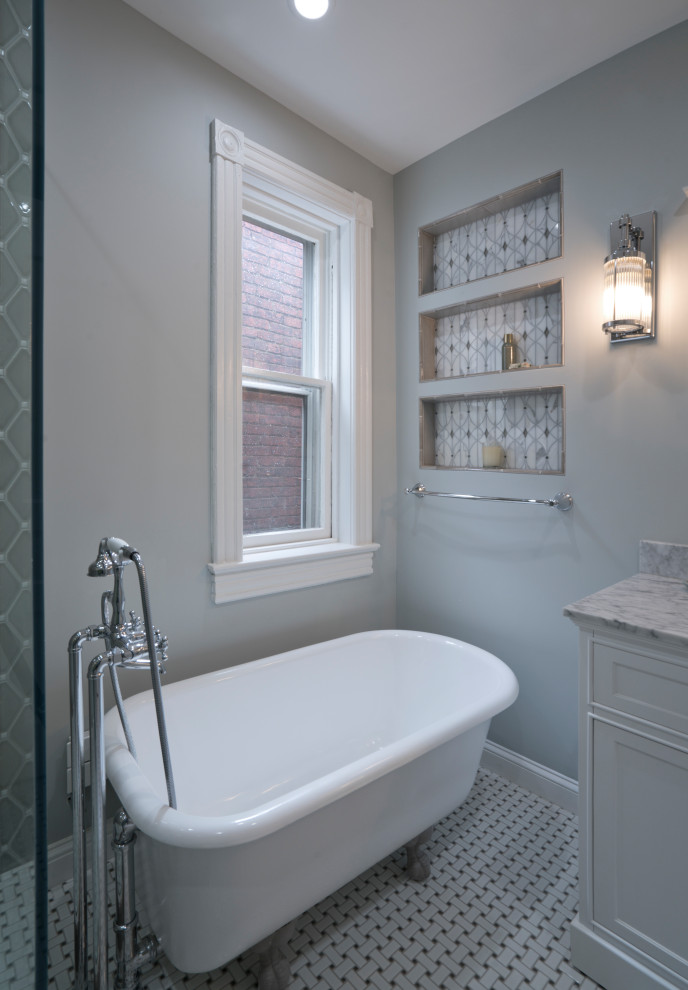 Источник вдохновения для домашнего уюта: главная ванная комната среднего размера в викторианском стиле с плоскими фасадами, белыми фасадами, ванной на ножках, угловым душем, раздельным унитазом, серой плиткой, керамической плиткой, серыми стенами, полом из керамической плитки, врезной раковиной, мраморной столешницей, белым полом, душем с распашными дверями, белой столешницей, нишей, тумбой под одну раковину и напольной тумбой