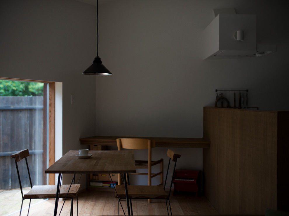 This is an example of a modern dining room in Tokyo Suburbs.