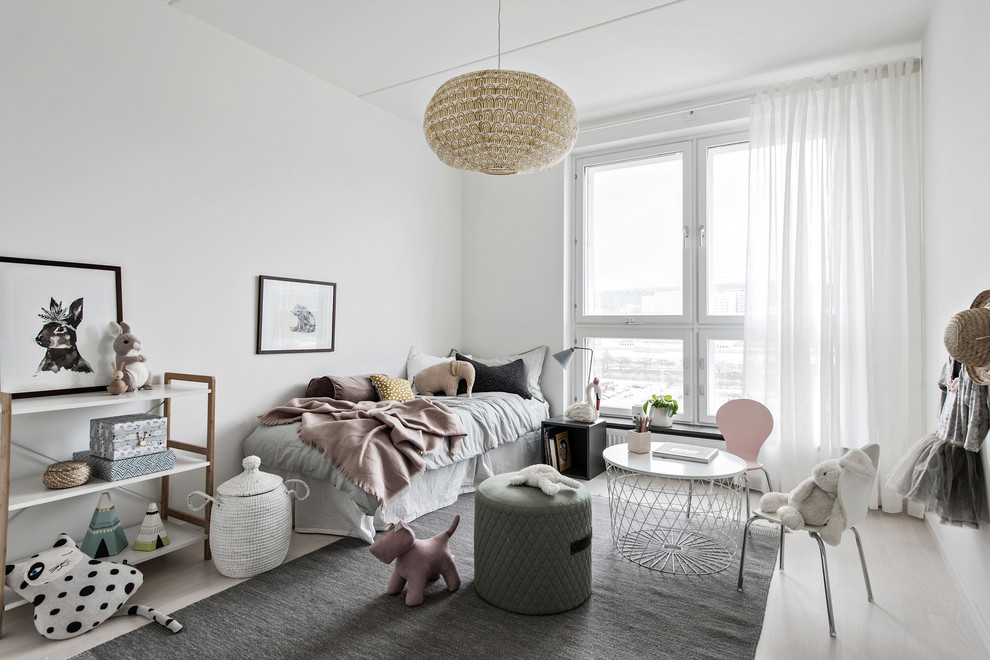Mid-sized scandinavian kids' bedroom in Gothenburg with white walls and beige floor for kids 4-10 years old and girls.