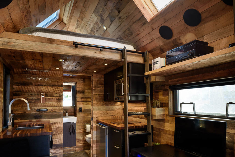 Example of a mountain style home design design in Seattle