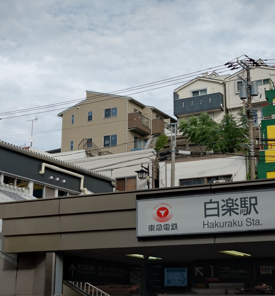 白楽アパート白楽駅出口からの外観