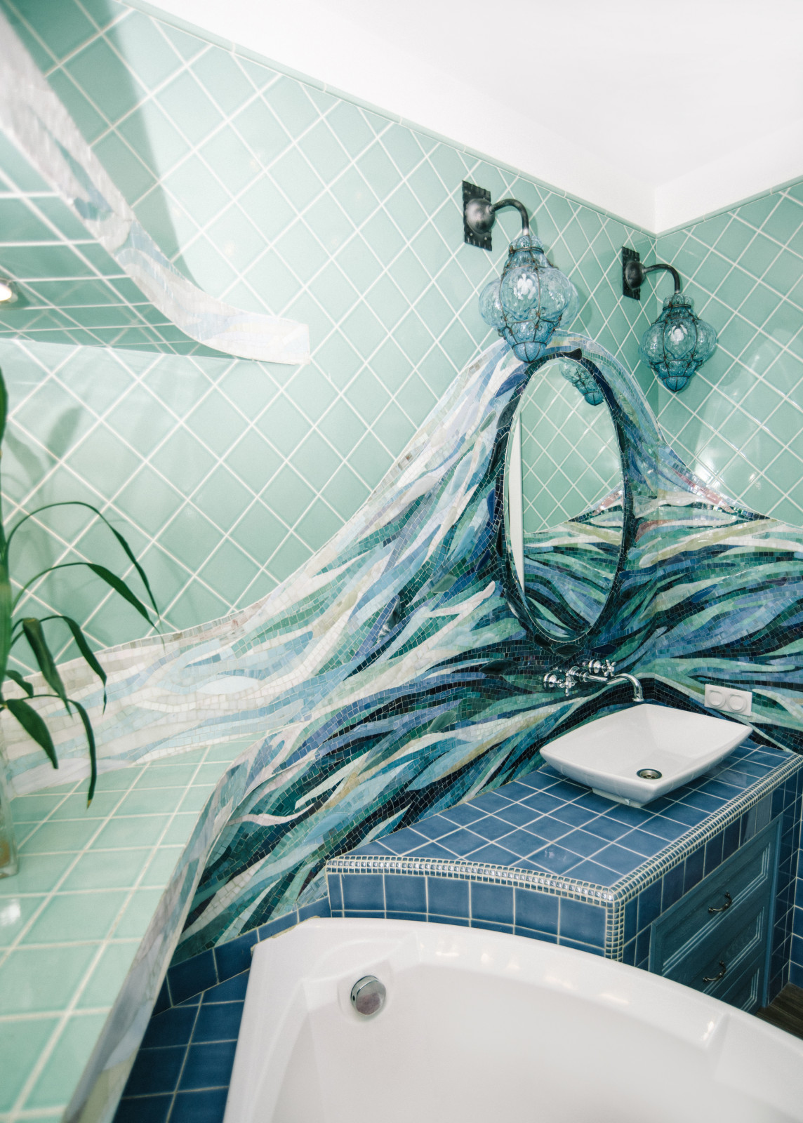 Перепланировка квартиры с радиальной фасадной стеной, авторская мозаика.