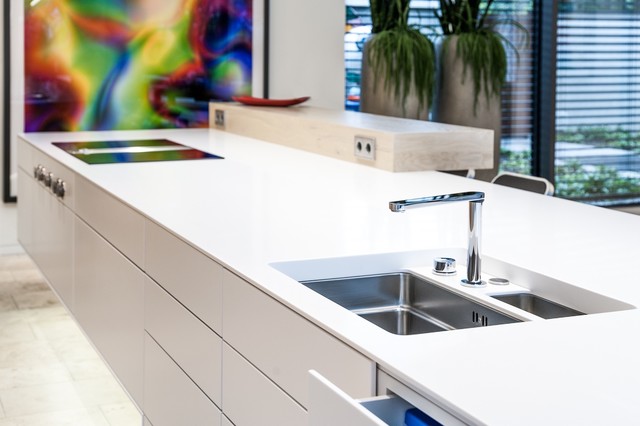 Luxusküche, Kücheninsel nahtlos aus Mineralwerkstoff - Modern - Küche