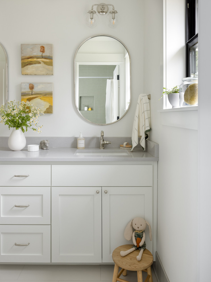 Example of a mid-sized transitional kids' white tile and ceramic tile porcelain tile, gray floor and double-sink alcove bathtub design in Seattle with shaker cabinets, white cabinets, a one-piece toilet, white walls, an undermount sink, quartz countertops, gray countertops, a niche and a built-in vanity