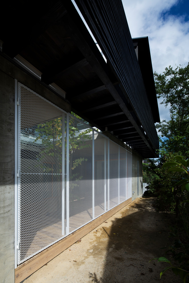 Cette image montre une terrasse au rez-de-chaussée asiatique avec jupe de finition et une cour.
