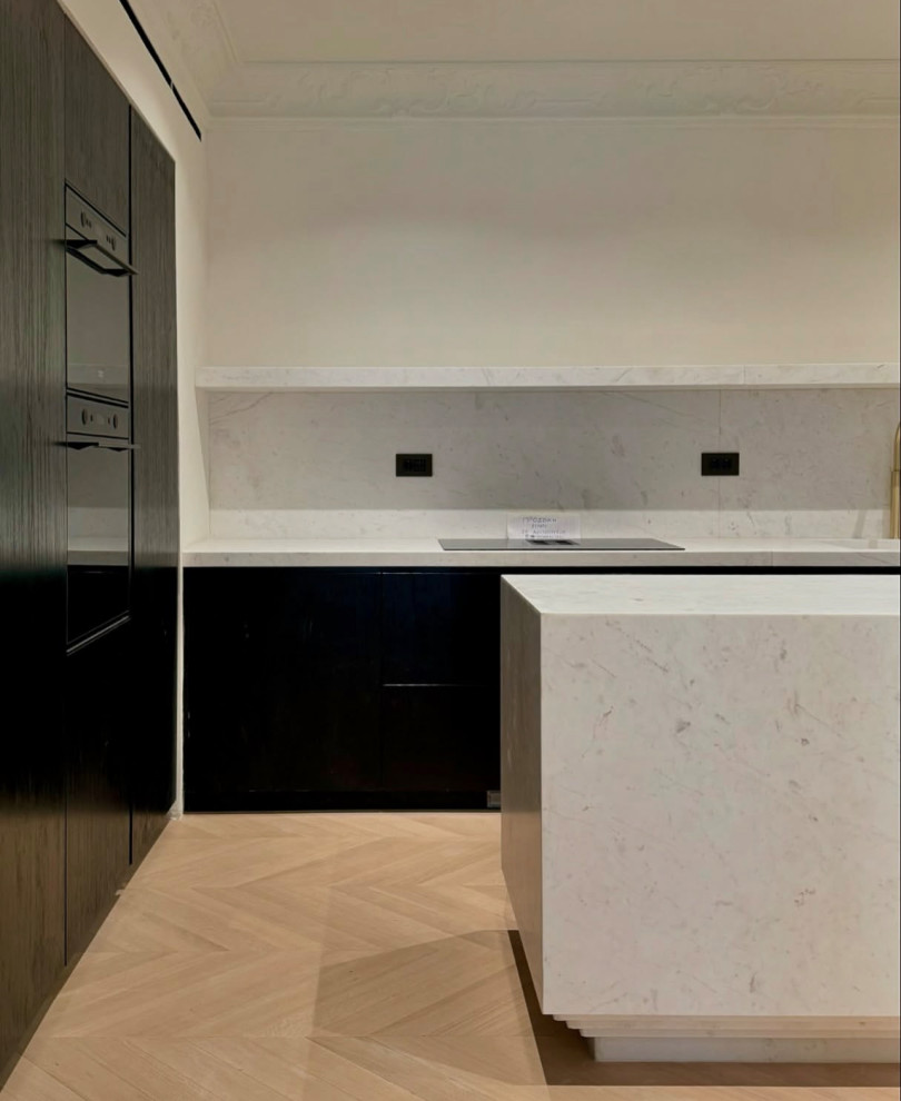 Kitchen - kitchen idea in Chicago