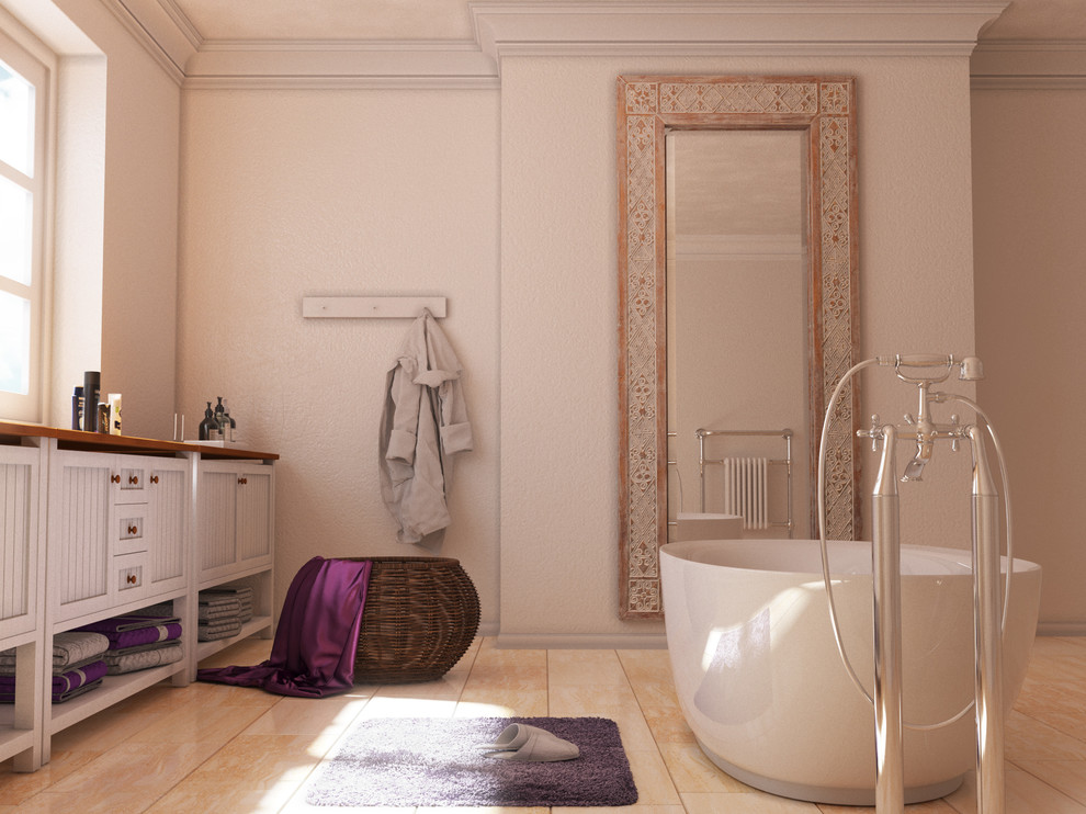 Ванная комната с этническим зеркалом