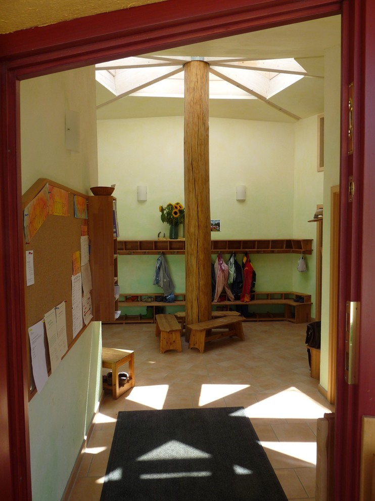 Nordischer Flur mit gelber Wandfarbe, Keramikboden und beigem Boden in Stuttgart