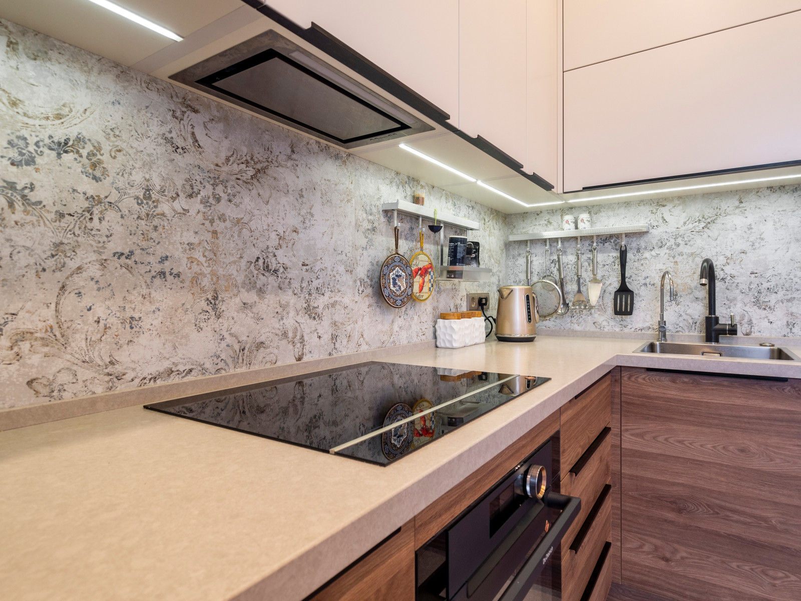 Кухня в минималистичном стиле и оформление ТВ-зоны