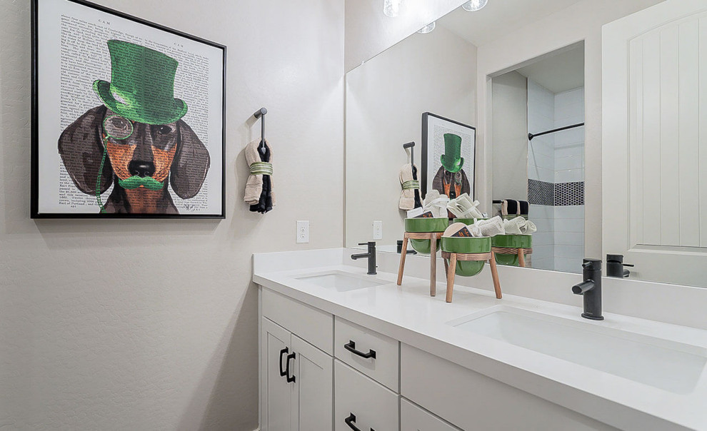 Idéer för ett modernt badrum, med luckor med infälld panel, vita skåp, ett undermonterad handfat och dusch med duschdraperi