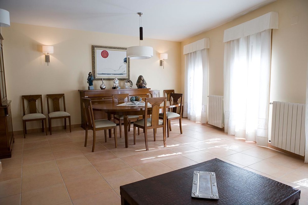 Ejemplo de comedor clásico renovado de tamaño medio abierto sin chimenea con suelo de baldosas de cerámica