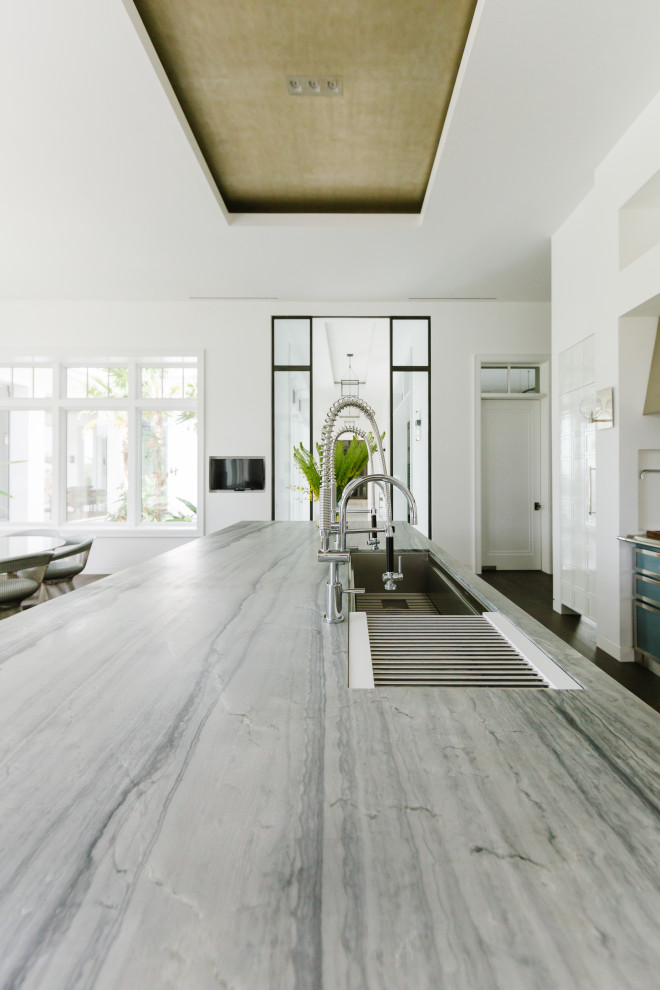 Transitional kitchen photo in Tampa