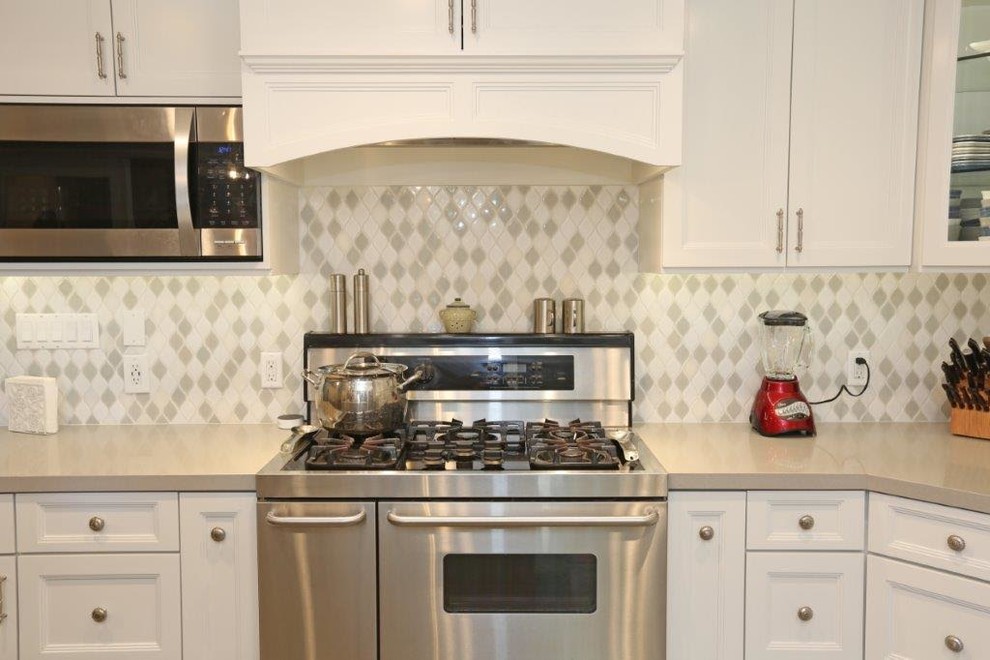 Transitional kitchen photo in Orange County