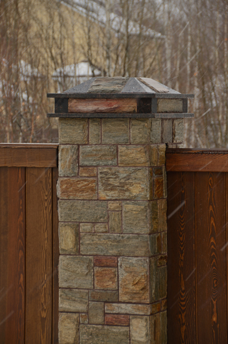 Забор из камня и дерева