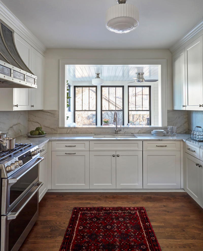 Transitional kitchen photo in Chicago