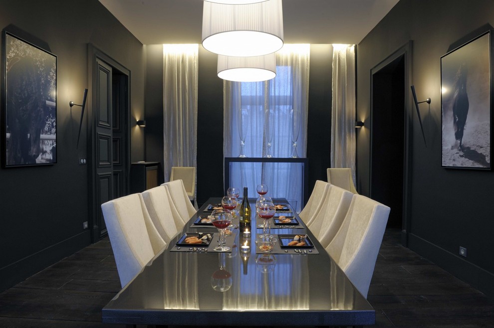 Inspiration for a large midcentury separate dining room in Paris with black walls.