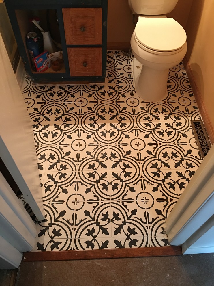 Transitional home design photo in Chicago