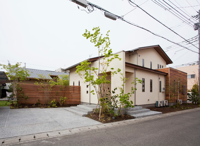 目にも肌にも優しい木の温もりに包まれて、木々の恵みに包まれた家 moderno-fachada
