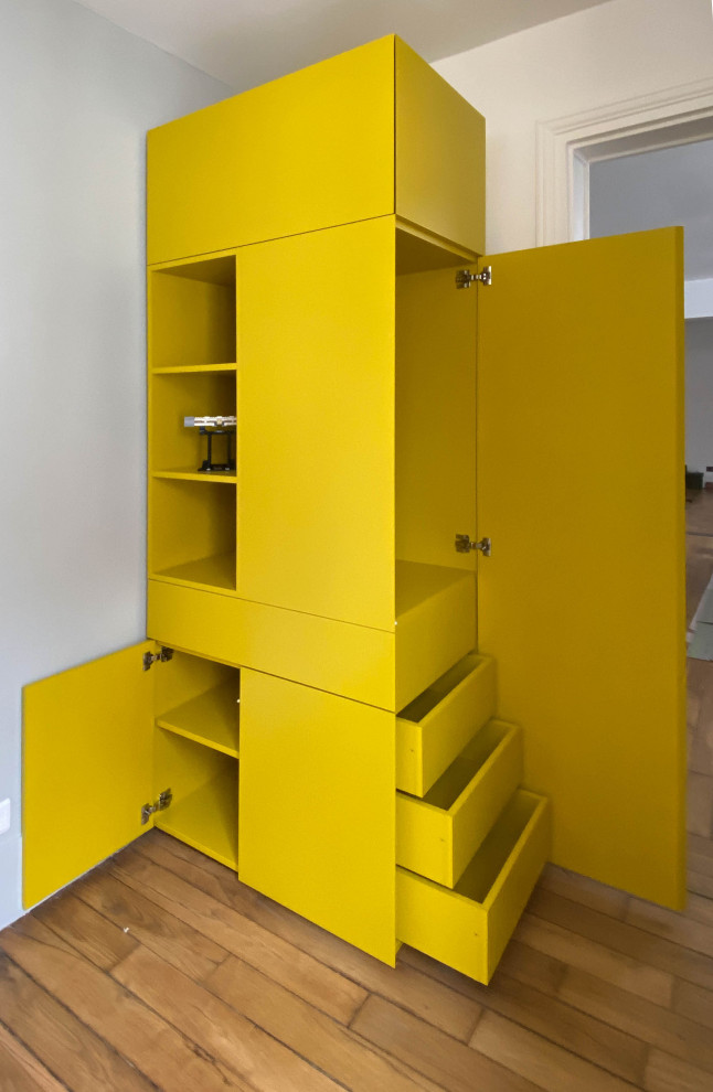 Imagen de armario unisex actual pequeño con todos los estilos de armarios y puertas de armario amarillas