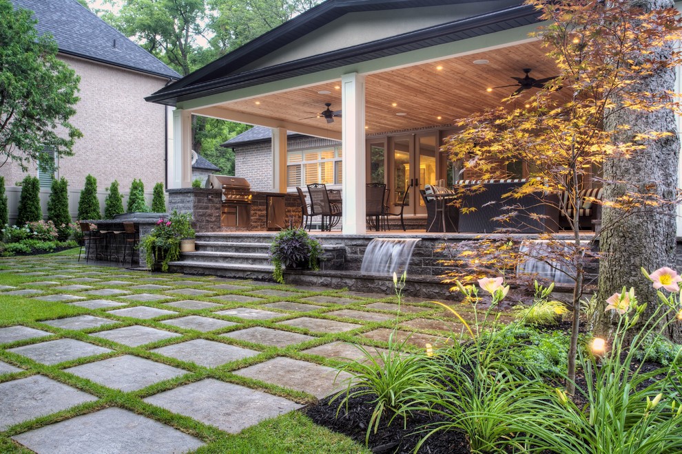Photo of a transitional garden in Toronto.