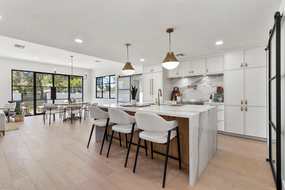 Kitchen - transitional kitchen idea in Phoenix