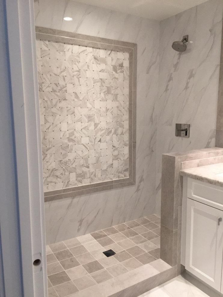 Example of a transitional bathroom design in Cedar Rapids