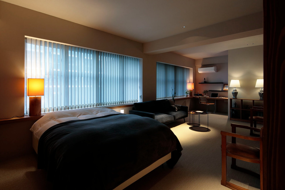 Свежая идея для дизайна: хозяйская спальня среднего размера в стиле модернизм с коричневыми стенами, полом из ламината, серым полом, потолком с обоями, панелями на стенах и акцентной стеной - отличное фото интерьера