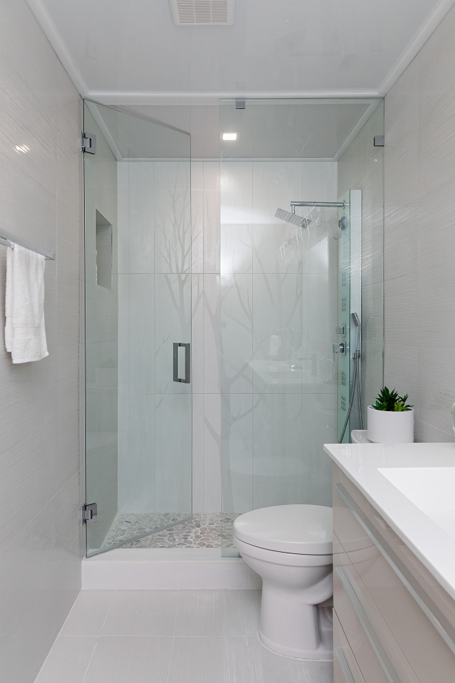 Imagen de cuarto de baño principal, doble y a medida moderno de tamaño medio con armarios tipo mueble, puertas de armario beige, baldosas y/o azulejos blancos, encimera de cuarcita y encimeras blancas