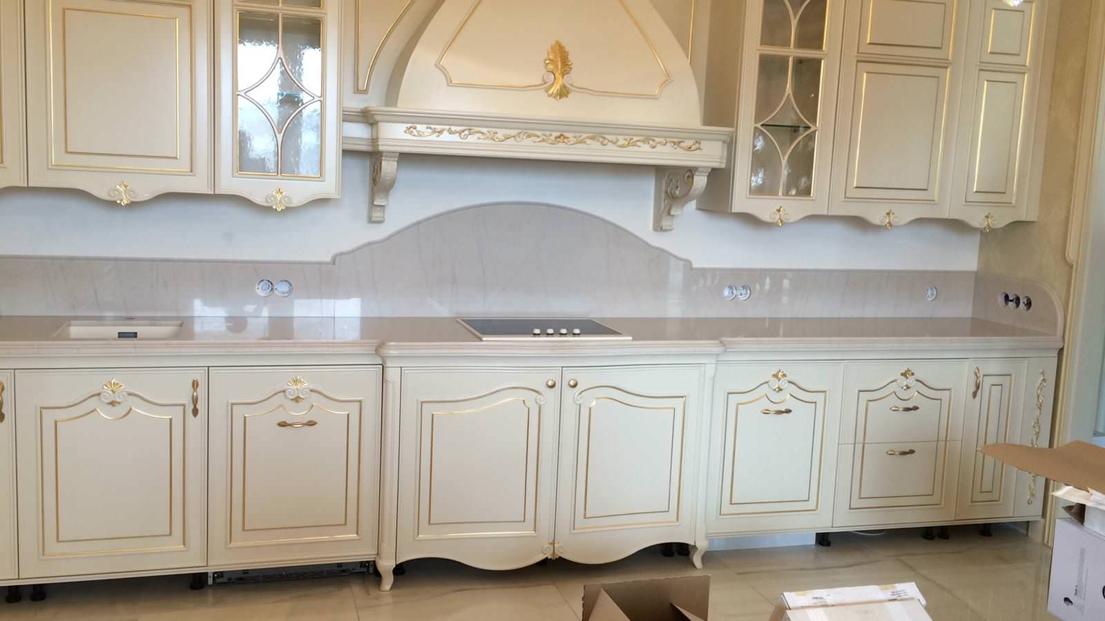 Столешница с подклейкой и фигурным фартуком из нат. кварцита Exclusive White