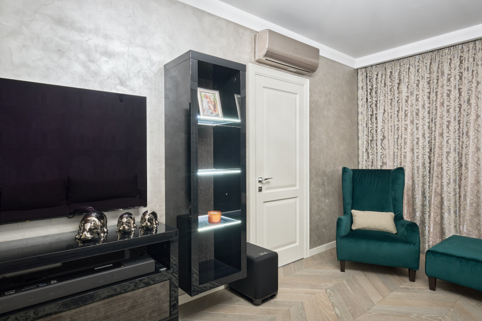 Белые дубовые двери в неоклассическом интерьере