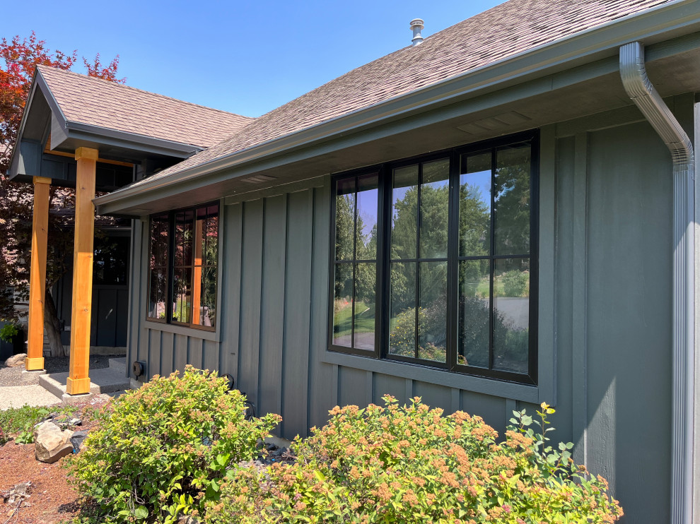 Foto de fachada de casa gris y marrón clásica grande de dos plantas con revestimiento de aglomerado de cemento, tejado a dos aguas, tejado de teja de madera y panel y listón