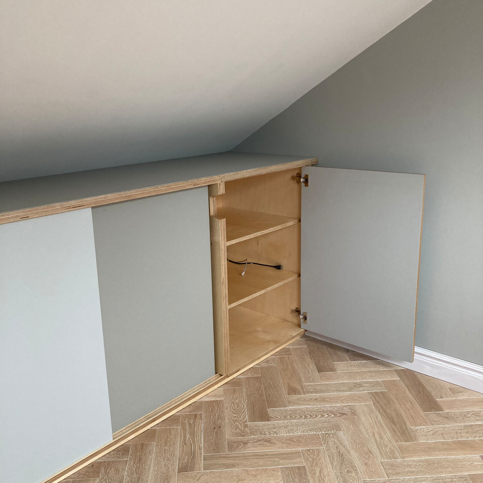 Réalisation d'une chambre parentale grise et blanche nordique de taille moyenne avec un mur gris.