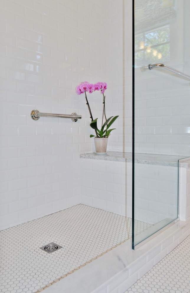 Идея дизайна: маленькая главная ванная комната в классическом стиле с накладной раковиной, фасадами с утопленной филенкой, серыми фасадами, мраморной столешницей, душем в нише, раздельным унитазом, белой плиткой, керамогранитной плиткой, серыми стенами и полом из мозаичной плитки для на участке и в саду