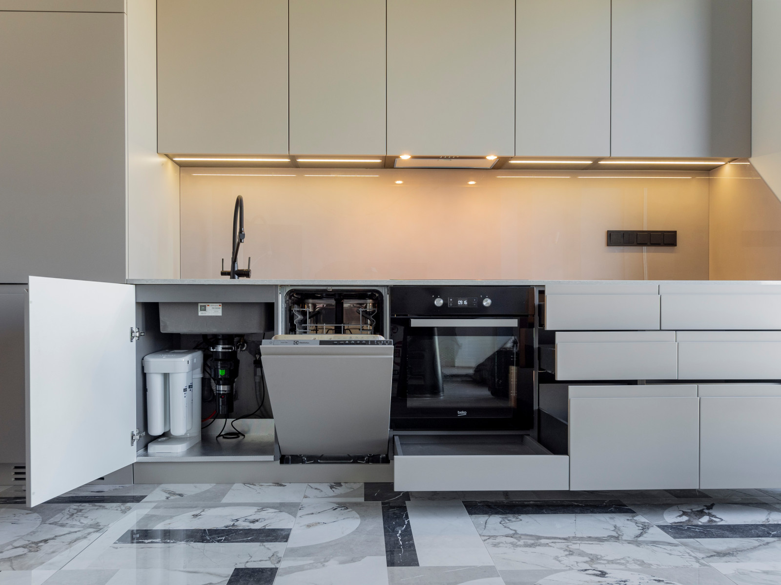 Большая стильная кухня в неоклассическом стиле в светлых тонах