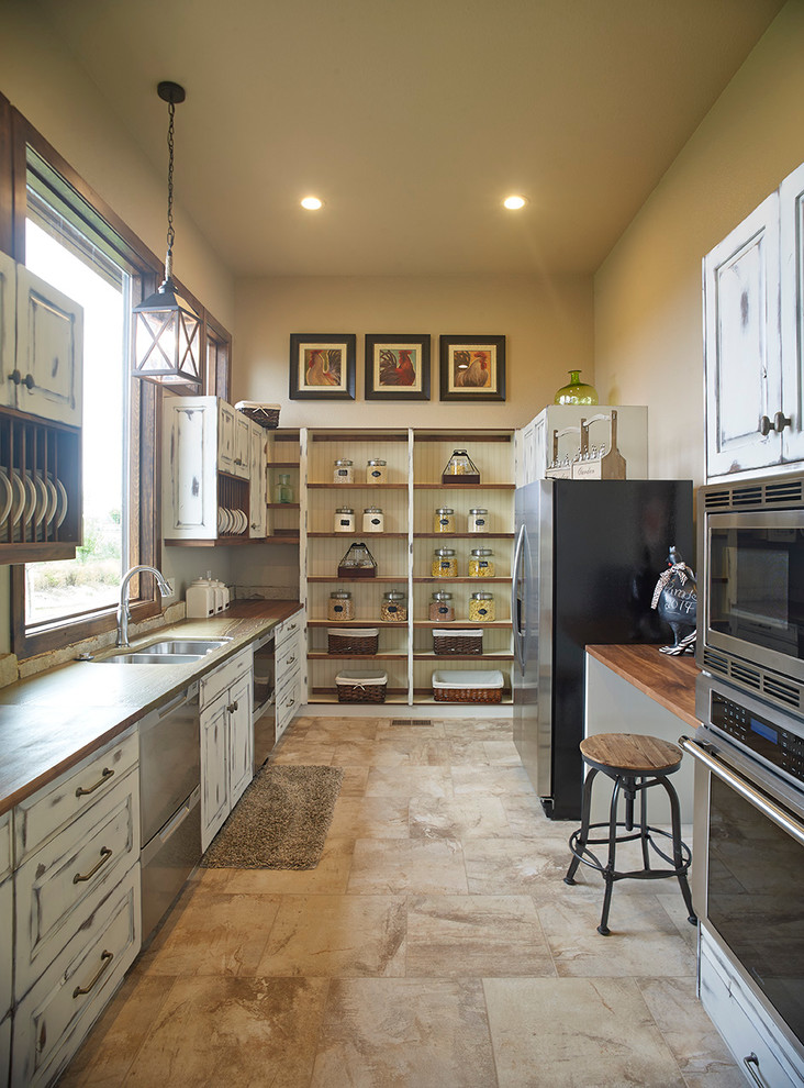 Kitchen - rustic kitchen idea in Denver