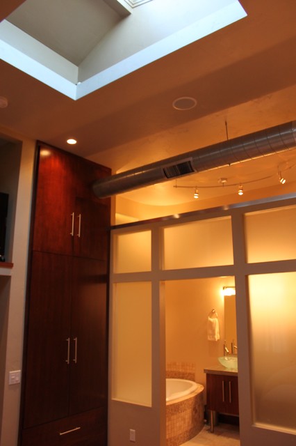 Loft modern-bathroom