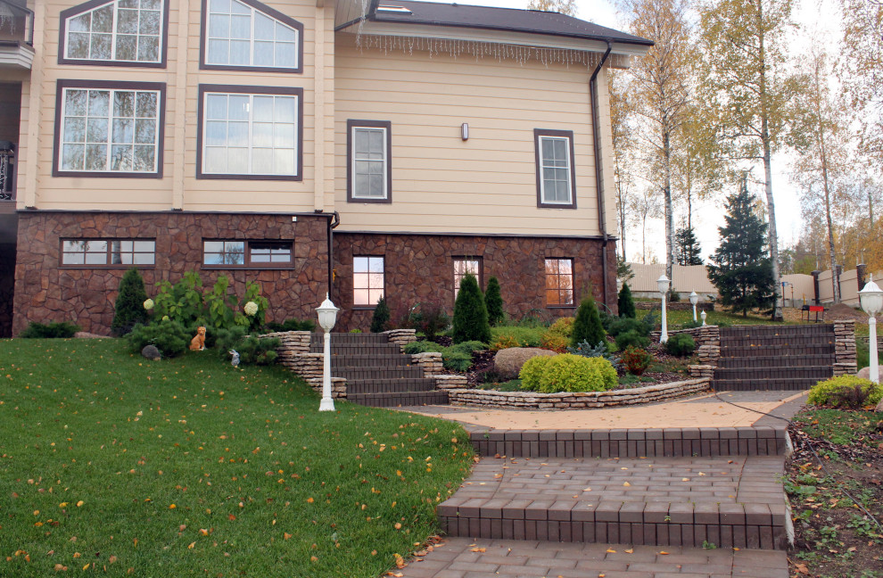 Дом из кирпича в Охтинском парке