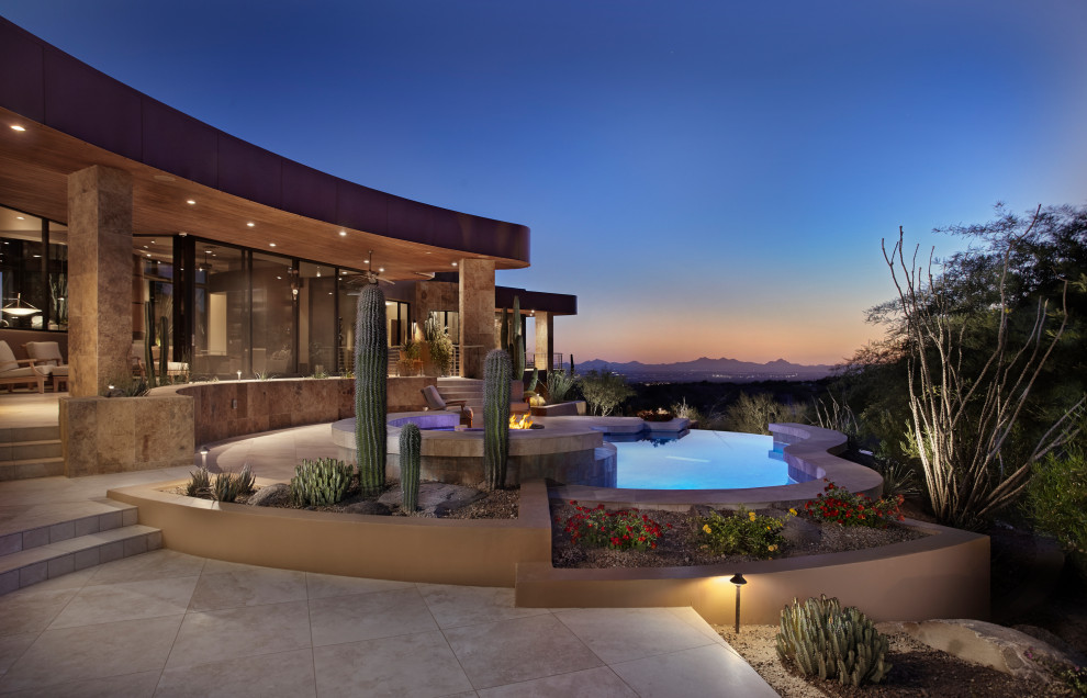 Mittelgroßer Mediterraner Schwimmteich hinter dem Haus mit Pool-Gartenbau in Phoenix