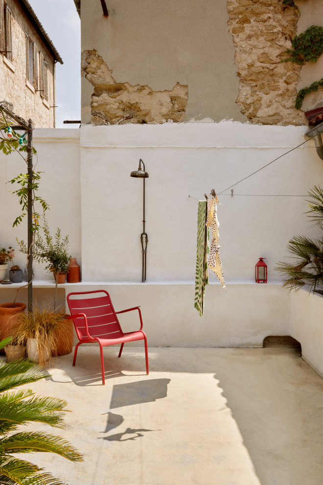 На фото: двор в средиземноморском стиле с летним душем с