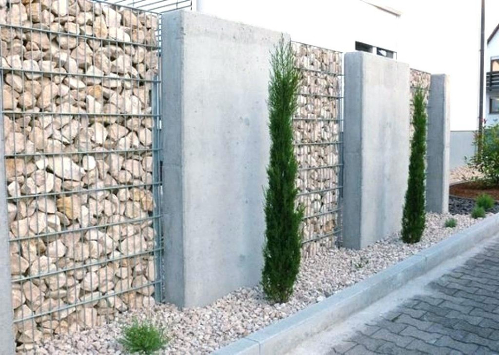 Garten im Frühling, neben dem Haus mit Sichtschutz, direkter Sonneneinstrahlung und Betonboden