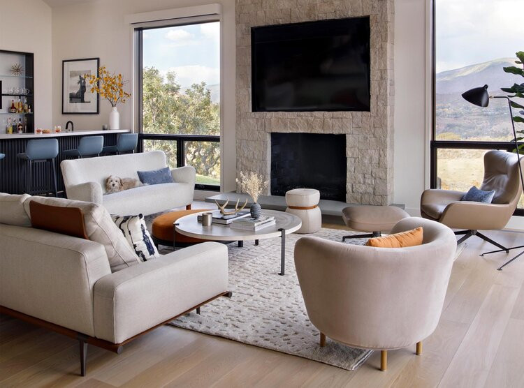 Mittelgroßes, Repräsentatives, Fernseherloses, Offenes Modernes Wohnzimmer ohne Kamin mit braunem Holzboden in Denver