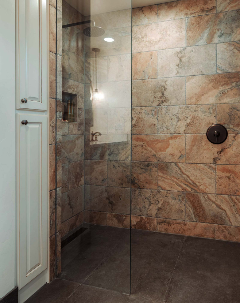 Свежая идея для дизайна: ванная комната среднего размера в стиле модернизм с зелеными фасадами, ванной в нише, душем в нише, керамогранитной плиткой, полом из винила, врезной раковиной, столешницей из искусственного кварца, серым полом, душем с распашными дверями, белой столешницей, нишей, тумбой под одну раковину и встроенной тумбой - отличное фото интерьера