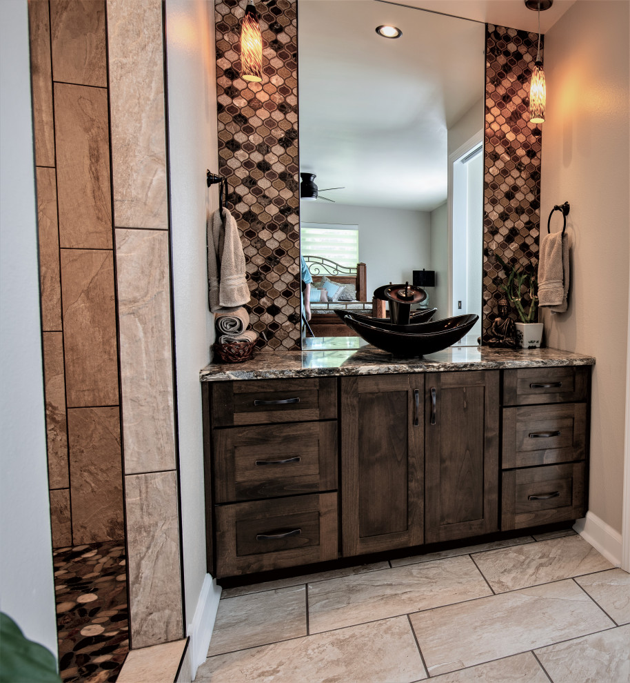 На фото: ванная комната в восточном стиле с фасадами разных видов, открытым душем, настольной раковиной и открытым душем с