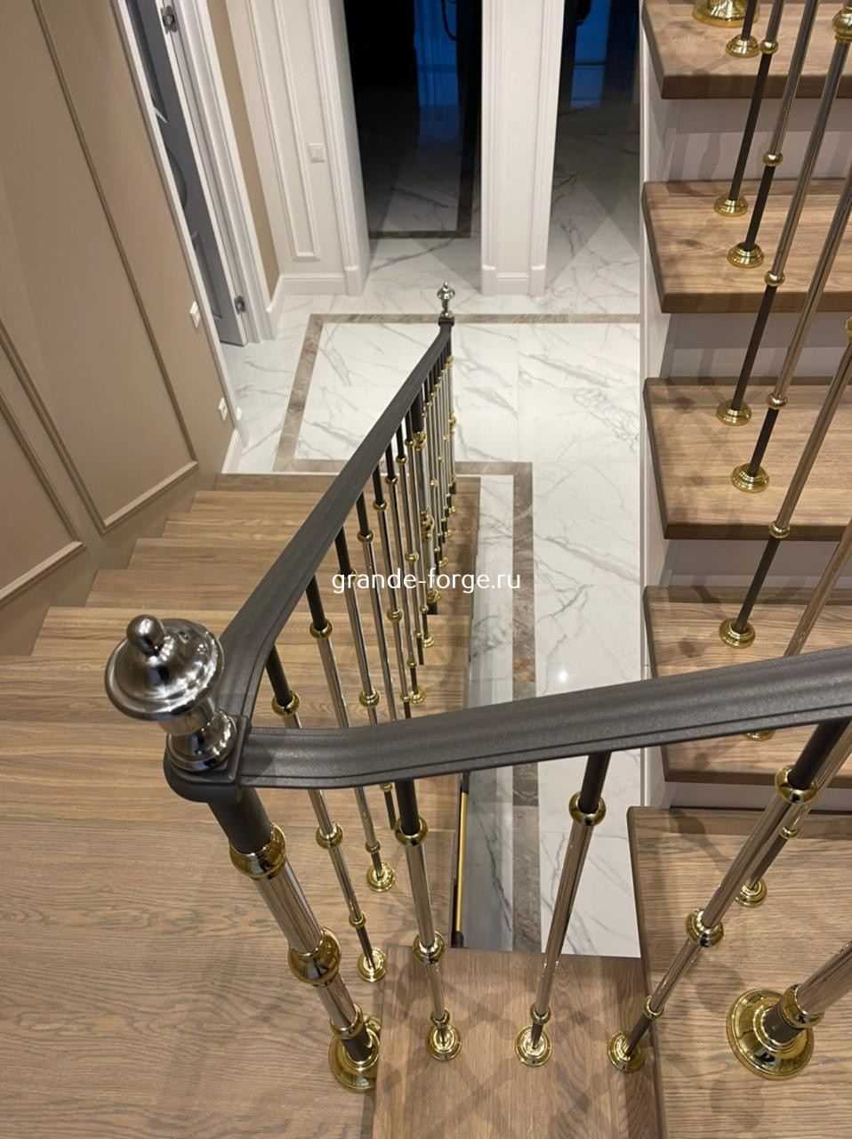 Лестница, латунное ограждение, Grande forge(Франция), коллекция "Гармония"