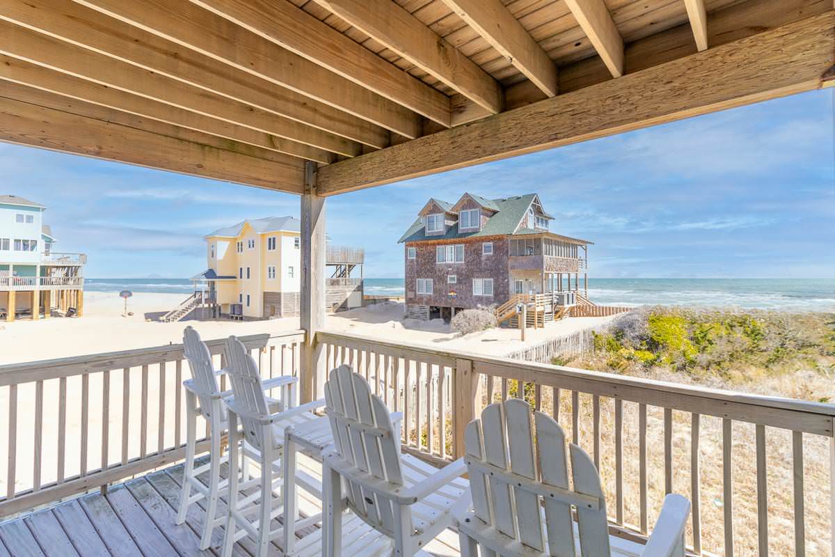 Balcony - coastal balcony idea in Other