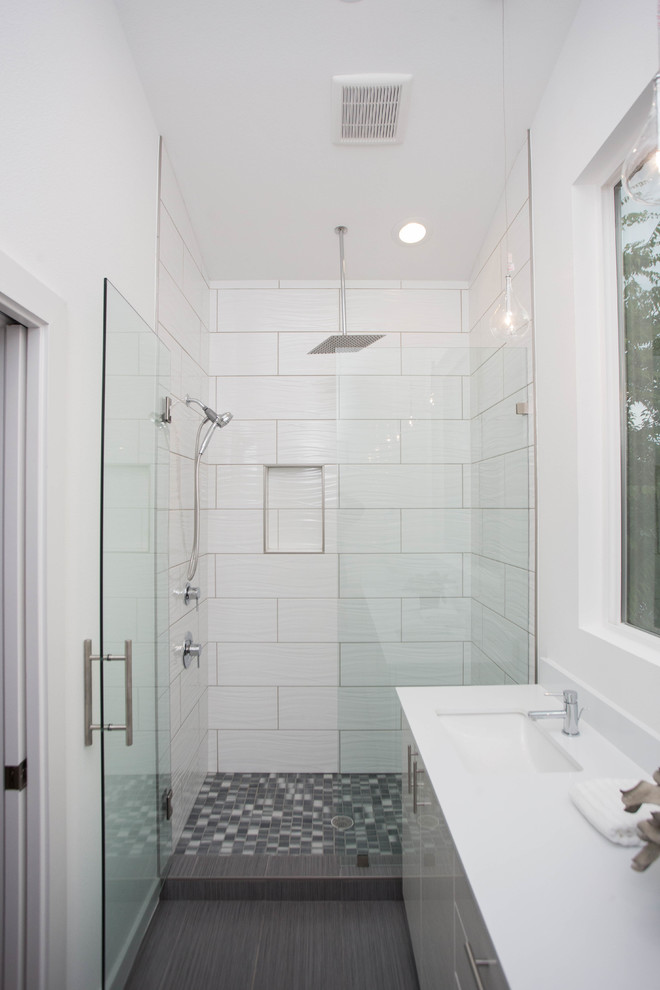 Minimalist bathroom photo in Austin