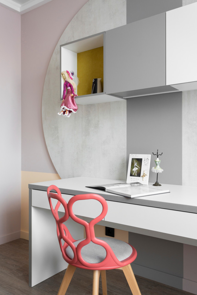 Свежая идея для дизайна: детская среднего размера: освещение в современном стиле с рабочим местом, полом из ламината, коричневым полом и розовыми стенами для ребенка от 4 до 10 лет, девочки - отличное фото интерьера