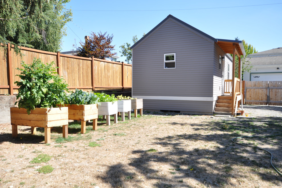Идея дизайна: маленький, одноэтажный, серый мини дом в классическом стиле с металлической крышей для на участке и в саду